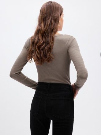 Body Henley moderno con canalé