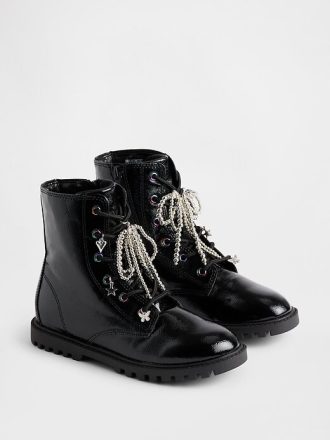 Botas con cordones y encanto para niños