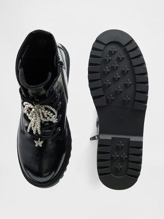 Botas con cordones y encanto para niños