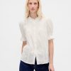 Camisa con volantes y pinzas