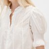 Camisa con volantes y pinzas
