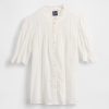 Camisa con volantes y pinzas