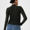 Camisa corta moderna de cuello alto y canalé