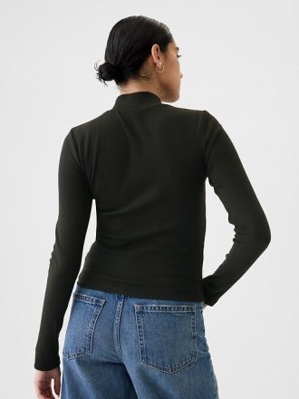 Camisa corta moderna de cuello alto y canalé