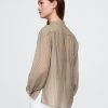 Camisa transparente con botones al frente
