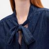Camisa vaquera con cuello anudado Camisa vaquera con cuello anudado