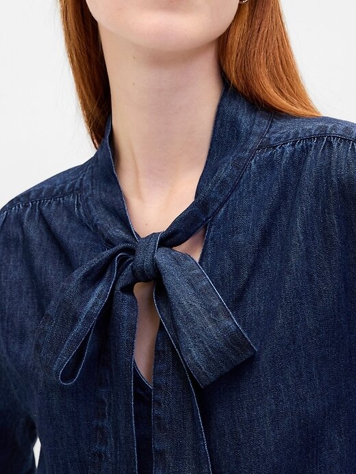 Camisa vaquera con cuello anudado Camisa vaquera con cuello anudado