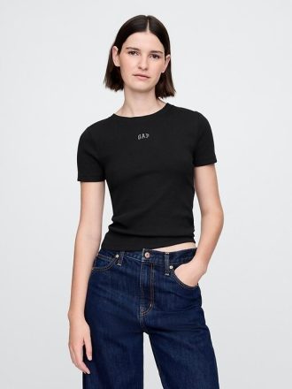 Camiseta corta con logotipo moderno