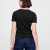 Camiseta corta con logotipo moderno Camiseta corta con logotipo moderno