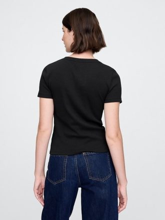 Camiseta corta con logotipo moderno