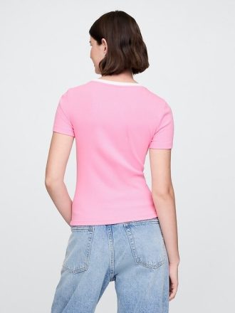 Camiseta corta con logotipo moderno