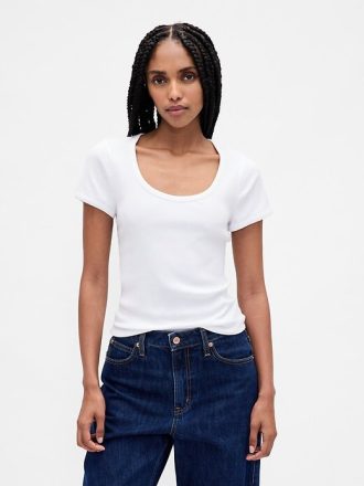Camiseta corta moderna con cuello redondo y canalé