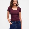 Camiseta corta moderna con cuello redondo y canalé