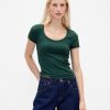 Camiseta corta moderna con cuello redondo y canalé