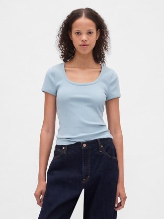 Camiseta corta moderna con cuello redondo y canalé