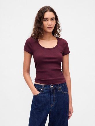 Camiseta corta moderna con cuello redondo y canalé