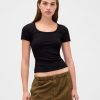 Camiseta corta moderna con cuello redondo y canalé