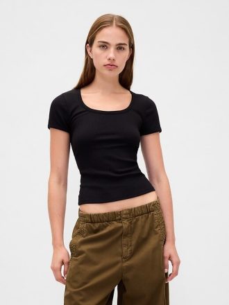 Camiseta corta moderna con cuello redondo y canalé