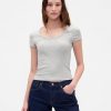 Camiseta corta moderna con cuello redondo y canalé