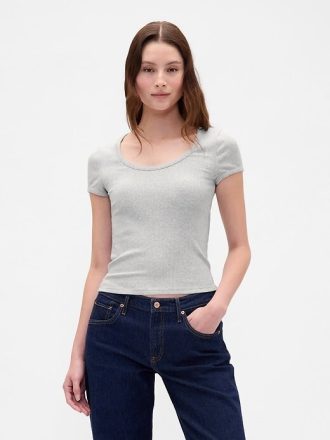 Camiseta corta moderna con cuello redondo y canalé