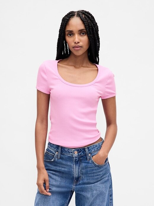 Camiseta corta moderna con cuello redondo y canalé Camiseta corta moderna con cuello redondo y canalé