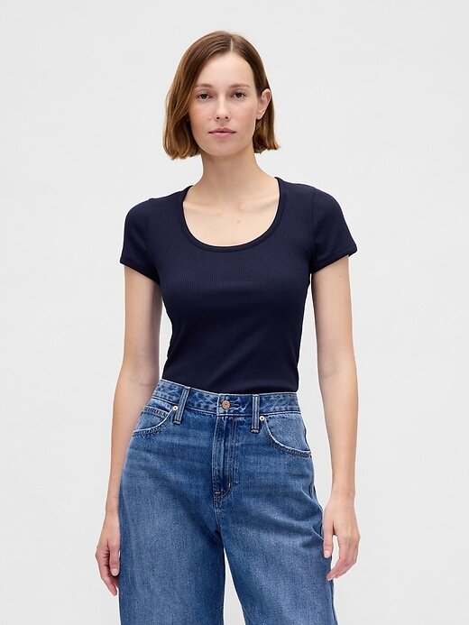 Camiseta corta moderna con cuello redondo y canalé Camiseta corta moderna con cuello redondo y canalé