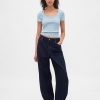 Camiseta corta moderna con cuello redondo y canalé