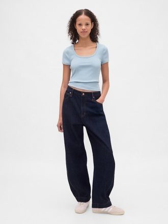 Camiseta corta moderna con cuello redondo y canalé
