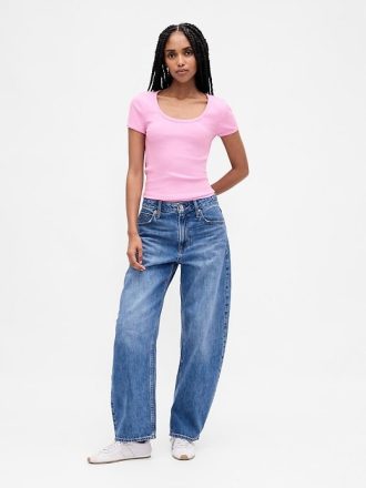 Camiseta corta moderna con cuello redondo y canalé