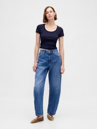 Camiseta corta moderna con cuello redondo y canalé
