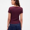 Camiseta corta moderna con cuello redondo y canalé