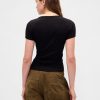 Camiseta corta moderna con cuello redondo y canalé