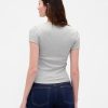 Camiseta corta moderna con cuello redondo y canalé