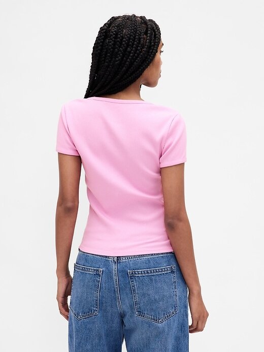 Camiseta corta moderna con cuello redondo y canalé Camiseta corta moderna con cuello redondo y canalé