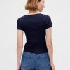 Camiseta corta moderna con cuello redondo y canalé Camiseta corta moderna con cuello redondo y canalé