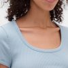 Camiseta corta moderna con cuello redondo y canalé
