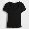 Camiseta corta moderna con cuello redondo y canalé