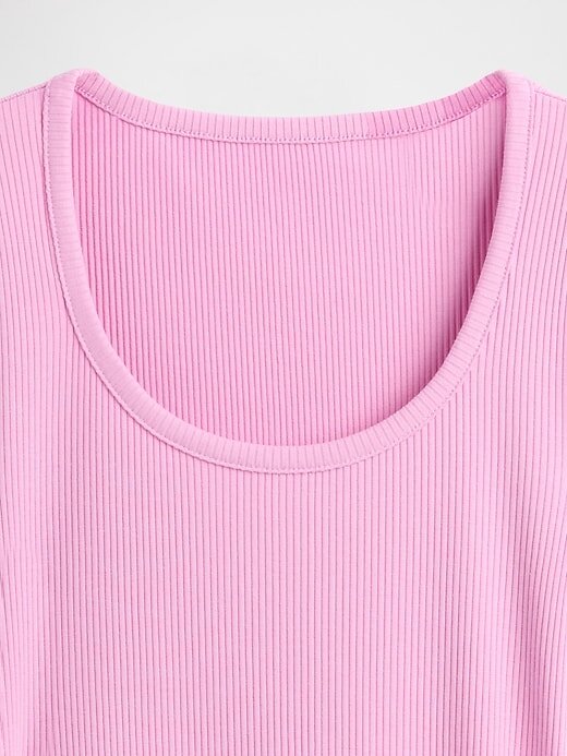 Camiseta corta moderna con cuello redondo y canalé Camiseta corta moderna con cuello redondo y canalé