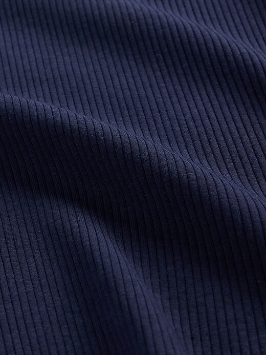 Camiseta corta moderna con cuello redondo y canalé Camiseta corta moderna con cuello redondo y canalé