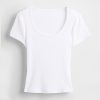 Camiseta corta moderna con cuello redondo y canalé
