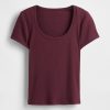 Camiseta corta moderna con cuello redondo y canalé