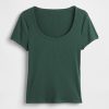 Camiseta corta moderna con cuello redondo y canalé