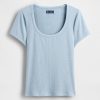 Camiseta corta moderna con cuello redondo y canalé