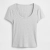 Camiseta corta moderna con cuello redondo y canalé