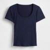 Camiseta corta moderna con cuello redondo y canalé Camiseta corta moderna con cuello redondo y canalé
