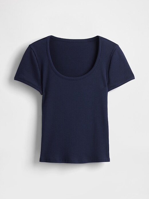 Camiseta corta moderna con cuello redondo y canalé Camiseta corta moderna con cuello redondo y canalé