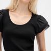 Camiseta corta moderna con mangas abullonadas y volantes Camiseta corta moderna con mangas abullonadas y volantes