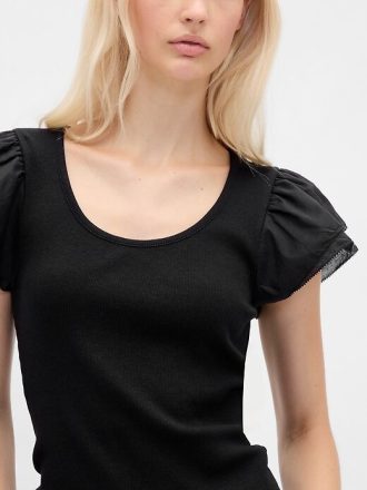 Camiseta corta moderna con mangas abullonadas y volantes