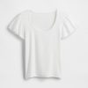 Camiseta corta moderna con mangas abullonadas y volantes Camiseta corta moderna con mangas abullonadas y volantes