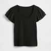 Camiseta corta moderna con mangas abullonadas y volantes Camiseta corta moderna con mangas abullonadas y volantes